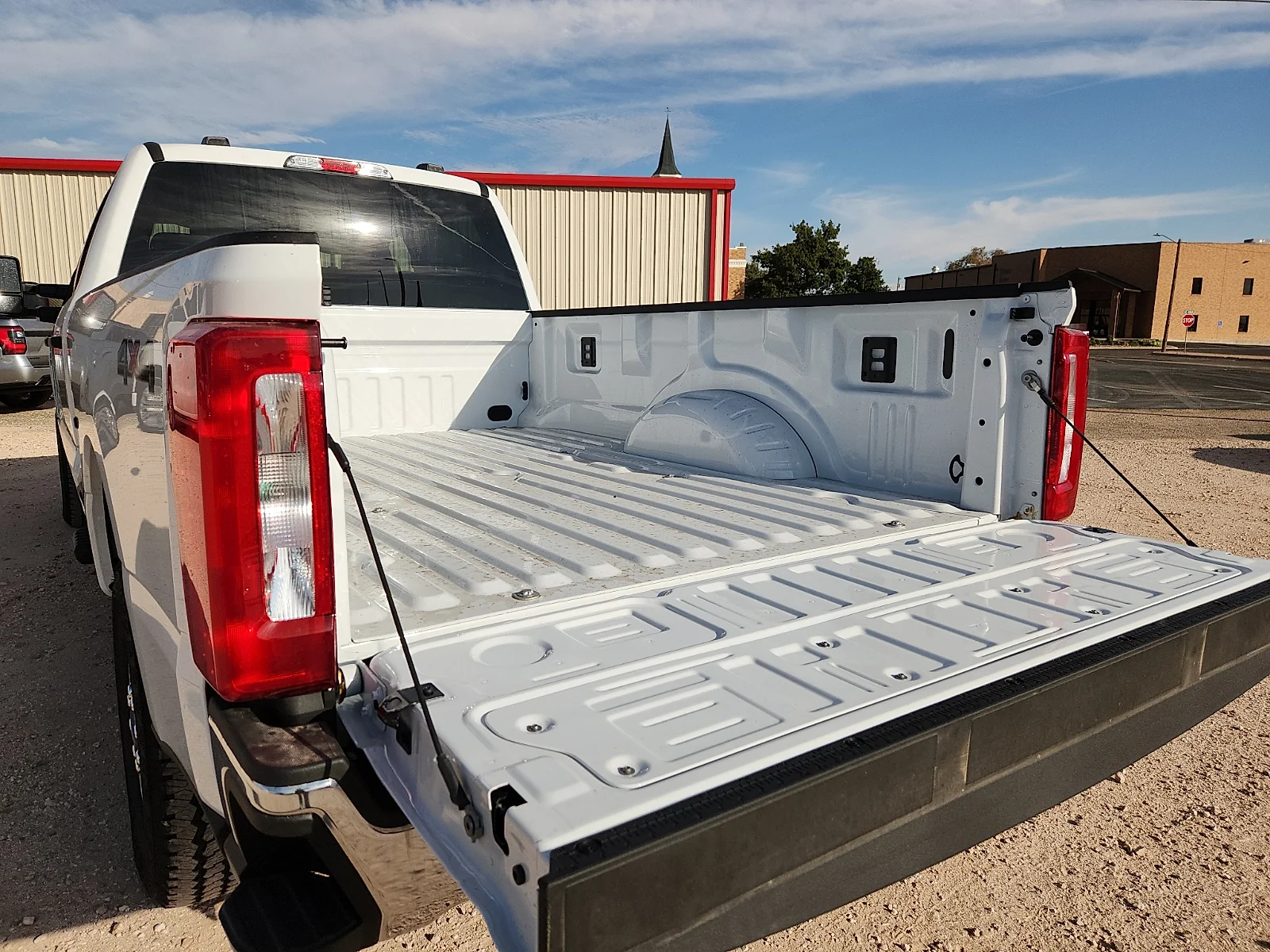 New 2027 Oxford White Ford XLT image 12