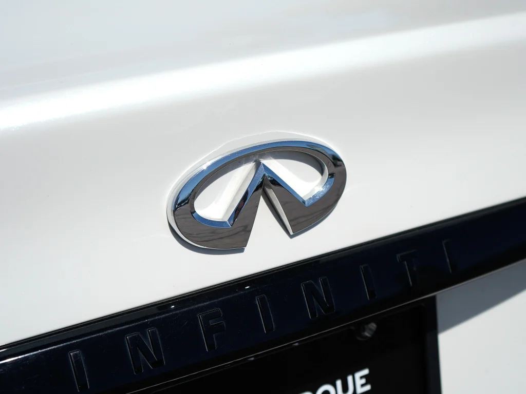 Used 2023 Majestic White INFINITI RED SPORT 400 image 9