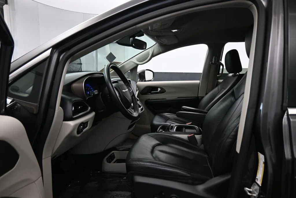 Used 2019 Granite Crystal Metallic Clearcoat Chrysler Touring L image 10