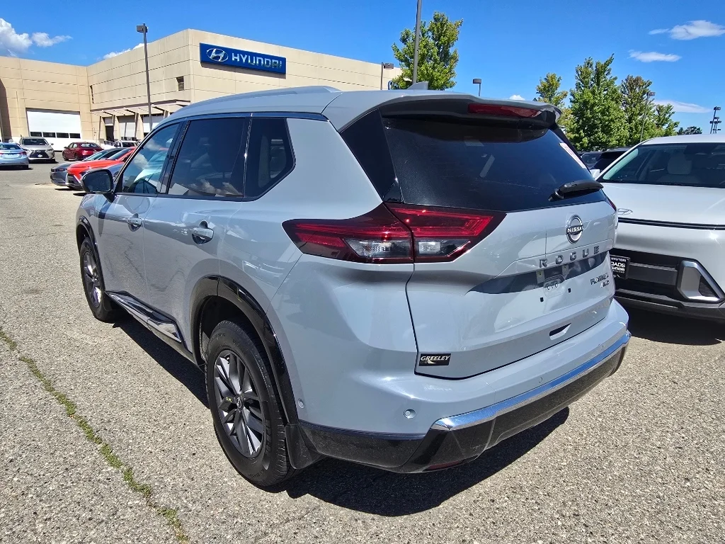 Used 2024 Boulder Gray Pearl Nissan Platinum image 3