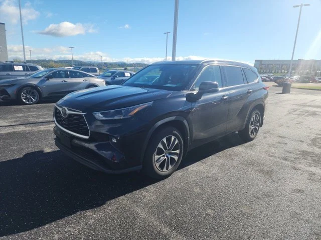 Used 2021 Black Toyota XLE image 3