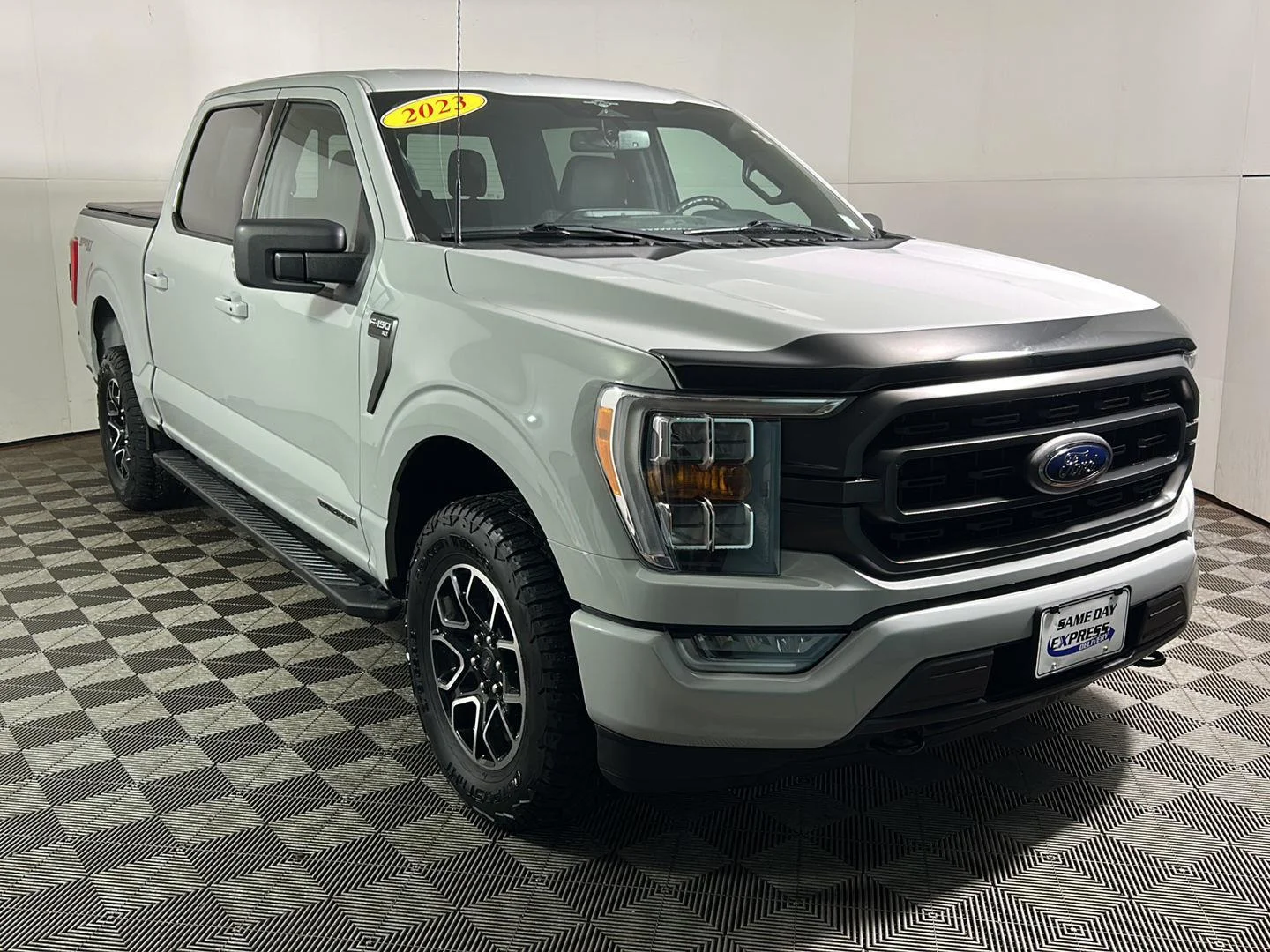 Used 2023 Avalanche Gray Ford XLT image 2