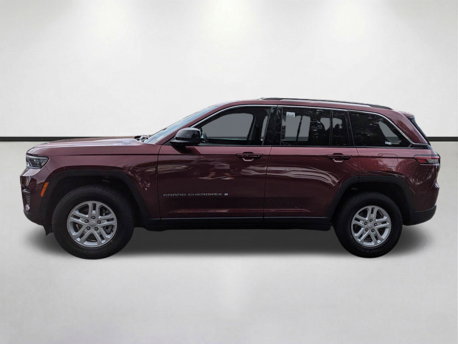 Used 2024 Velvet Red Pearlcoat Jeep Laredo image 7
