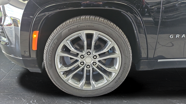 Used 2022 Diamond Black Crystal Pearlcoat Jeep Series II image 46