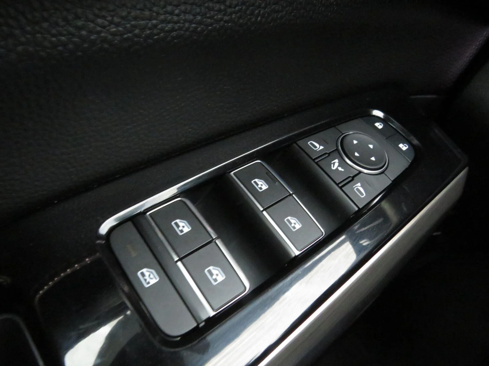 Used 2025 Solid Gray/Super Black Nissan Platinum image 35