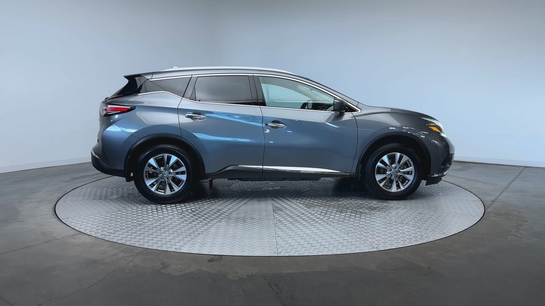 Used 2018 Gun Metallic Nissan SL image 9