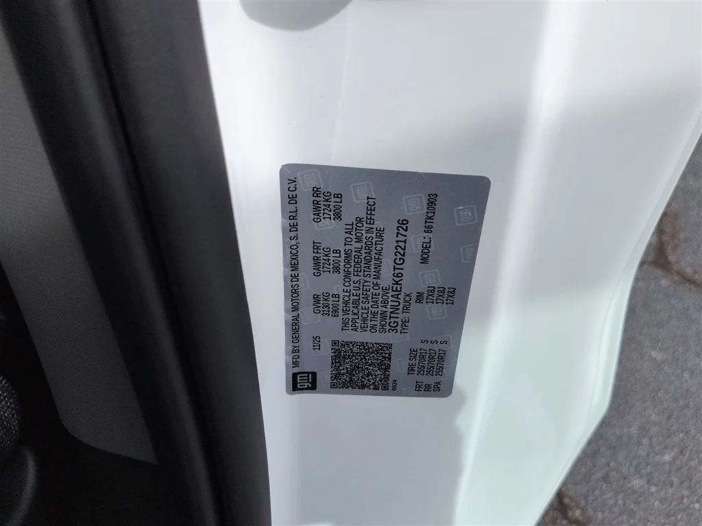 Used 2026 Summit White GMC Pro image 31