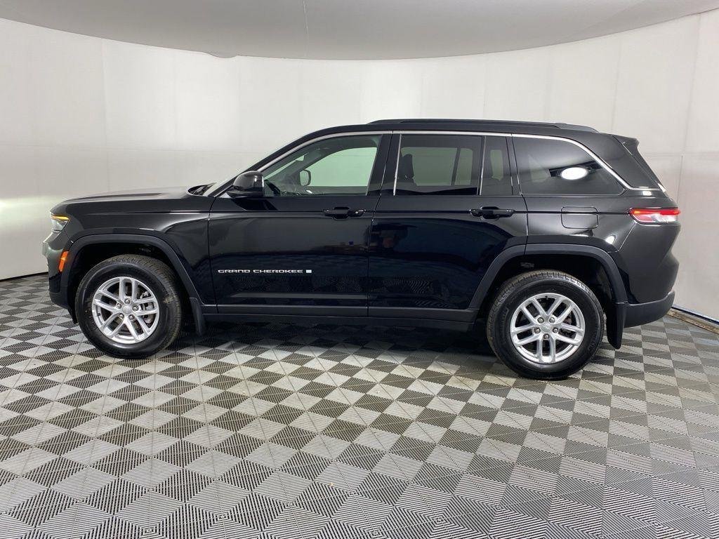 Used 2025 Diamond Black Crystal Pearlcoa Jeep Laredo X image 5