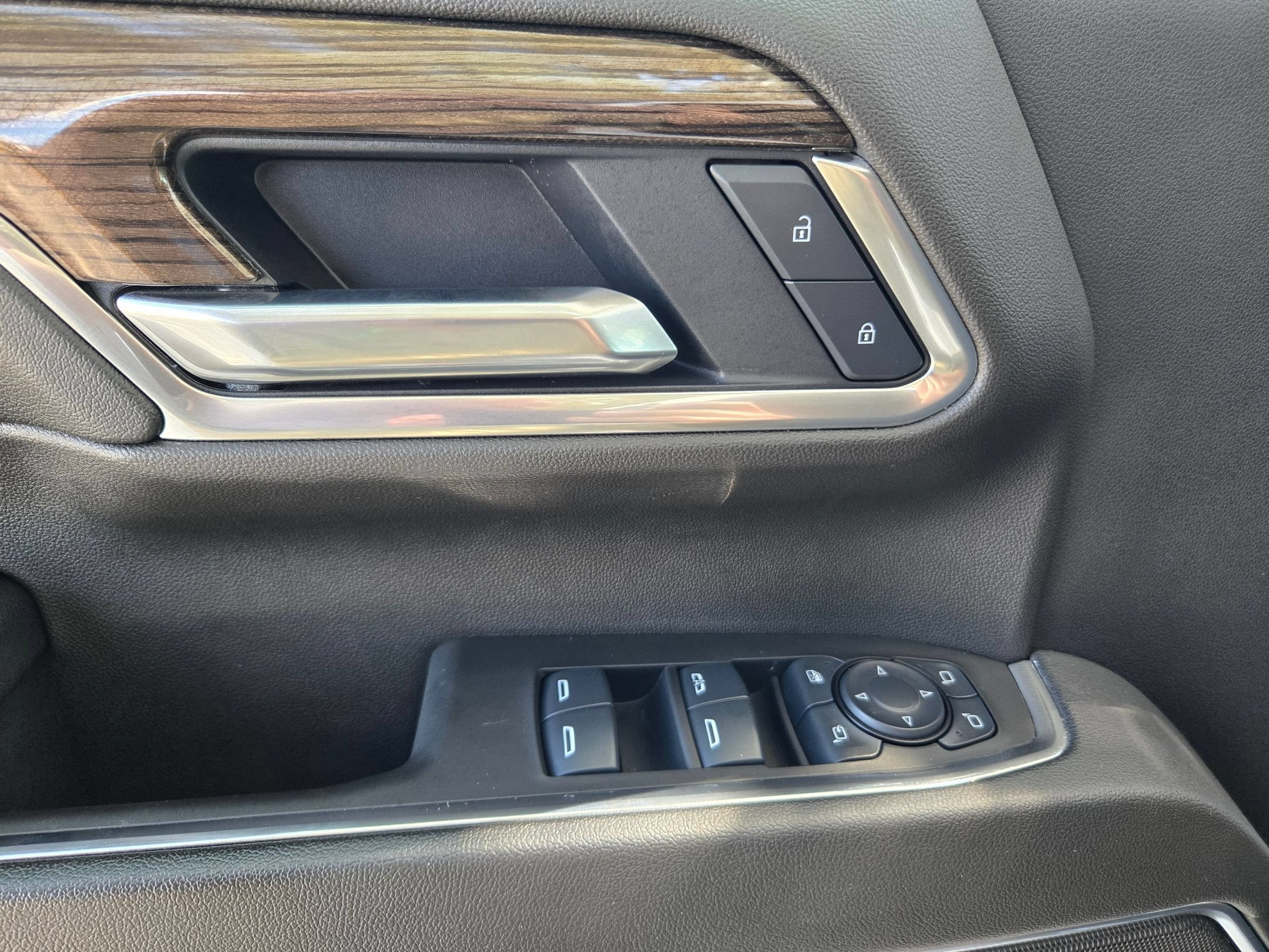Used 2025 Summit White Chevrolet LT image 19