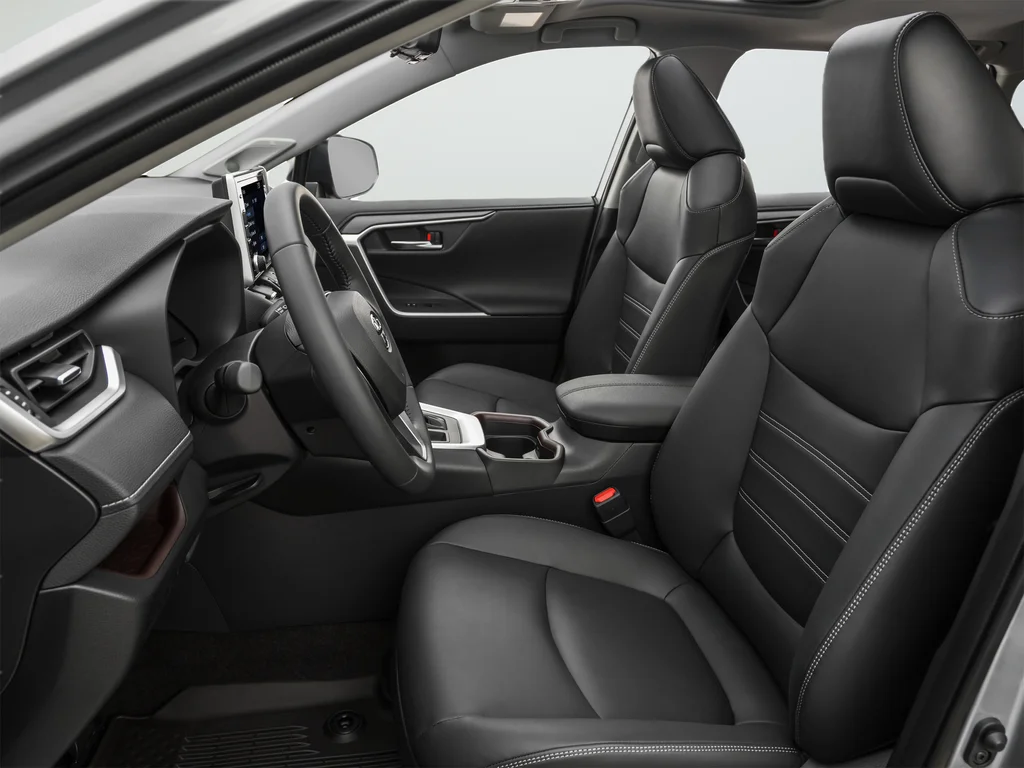 Used 2020 Silver Toyota XLE image 3