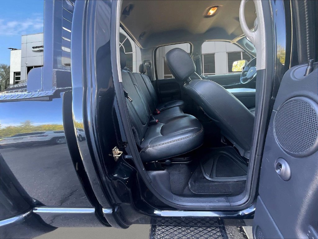 Used 2004 Black Dodge SLT image 28
