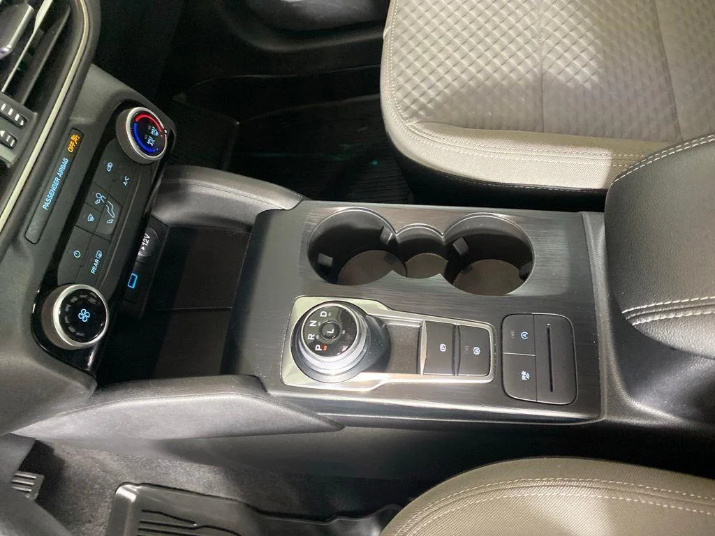 Used 2022 White Metallic Ford SE image 18