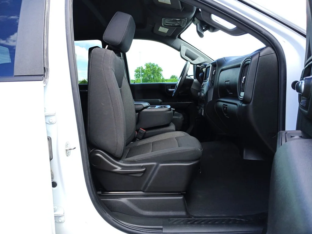 Used 2024 White Chevrolet Custom image 29