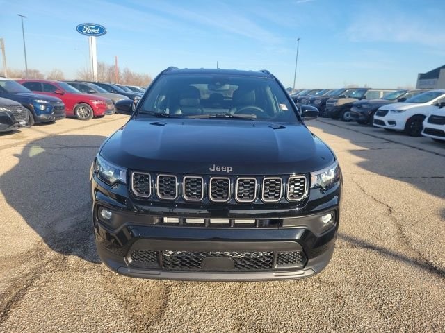 New 2026 Diamond Black Crystal Pearlcoat Jeep Latitude image 17