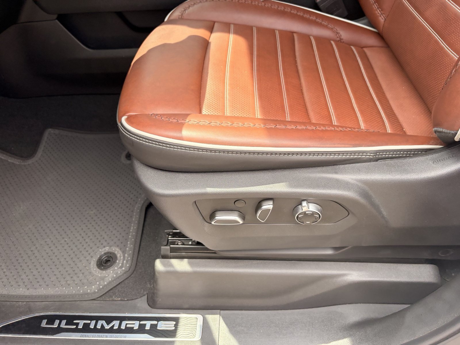 Used 2025 White Frost Tricoat GMC Denali Ultimate image 14