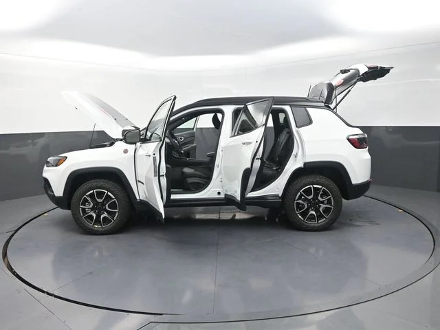 New 2026 Bright White Clear-Coat Exterior Paint Jeep Trailhawk image 32