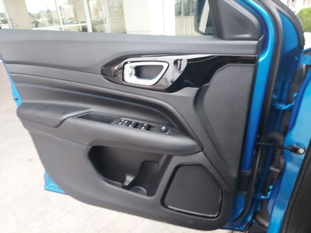 New 2026 Hydro Blue Pearlcoat Jeep Latitude image 15