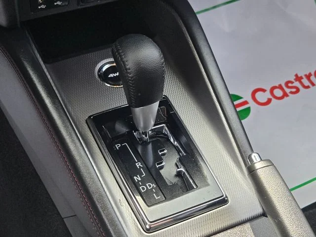 Used 2025 White Mitsubishi  image 28