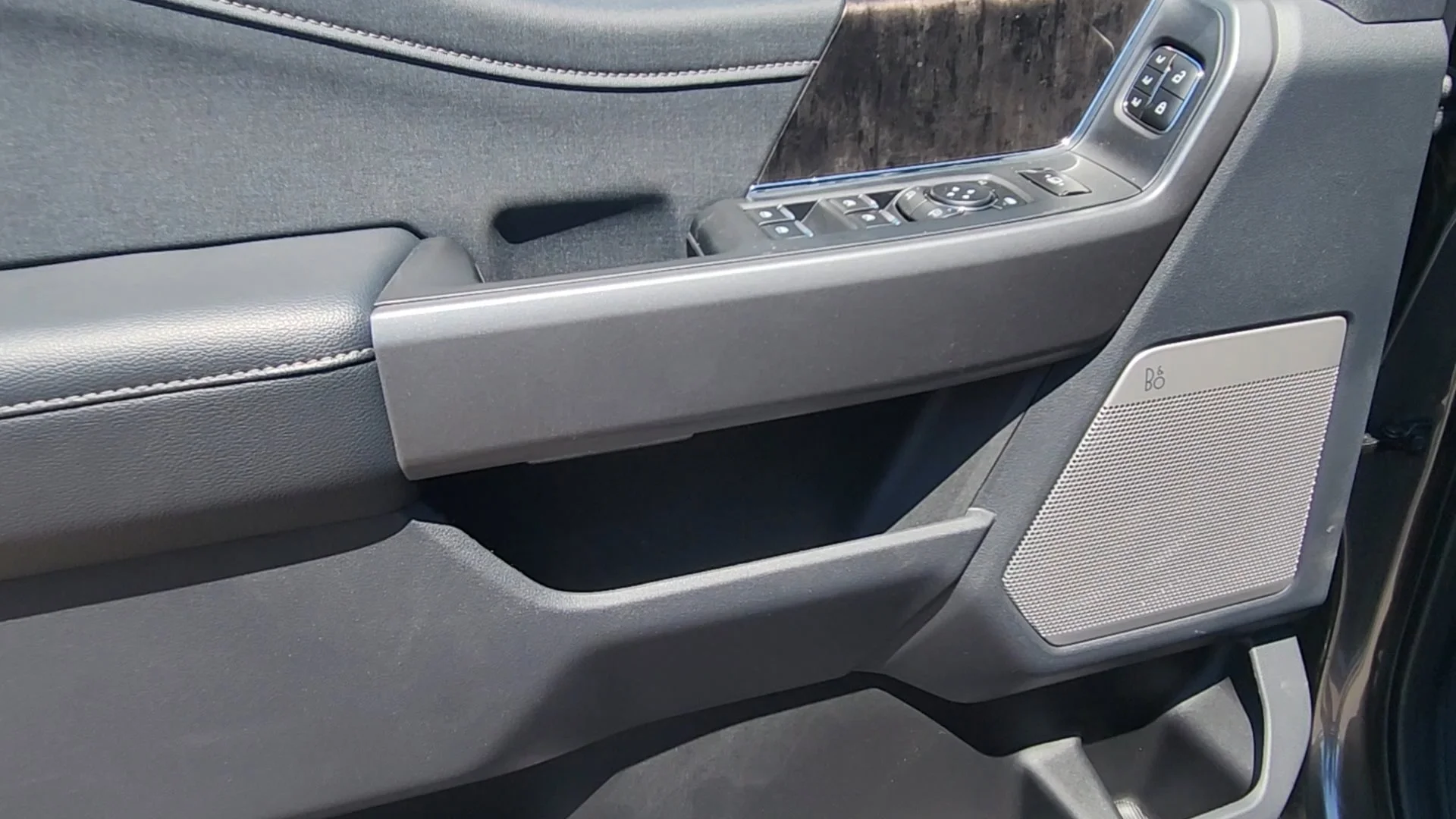 New 2026 Carbonized Gray Metallic Ford LARIAT image 15