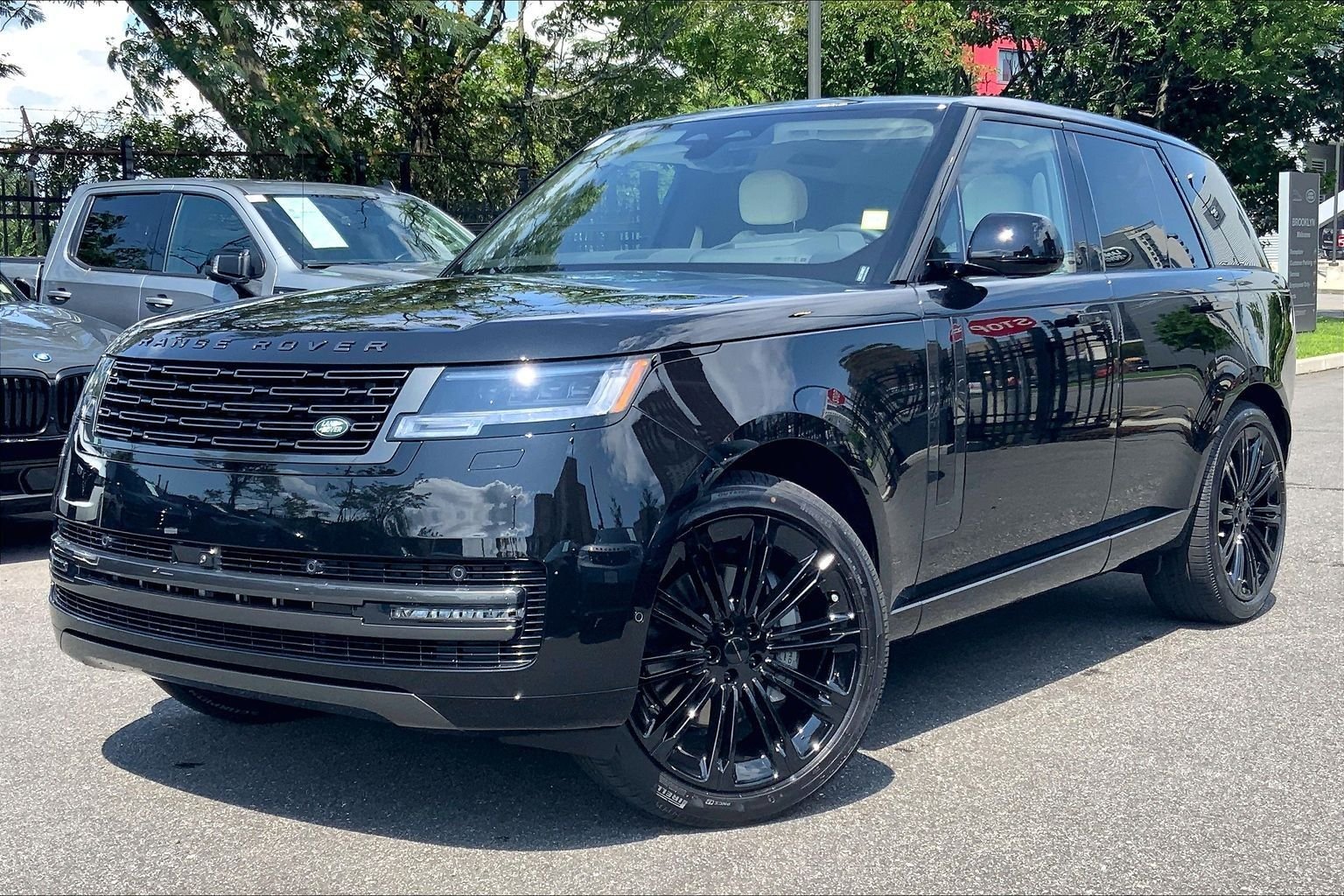 New 2026 Santorini Black Land Rover SE image 1