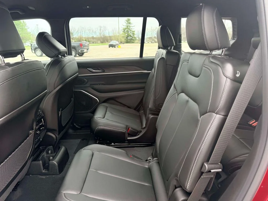 New 2026 Velvet Red Pearl-Coat Exterior Paint Jeep Limited image 9