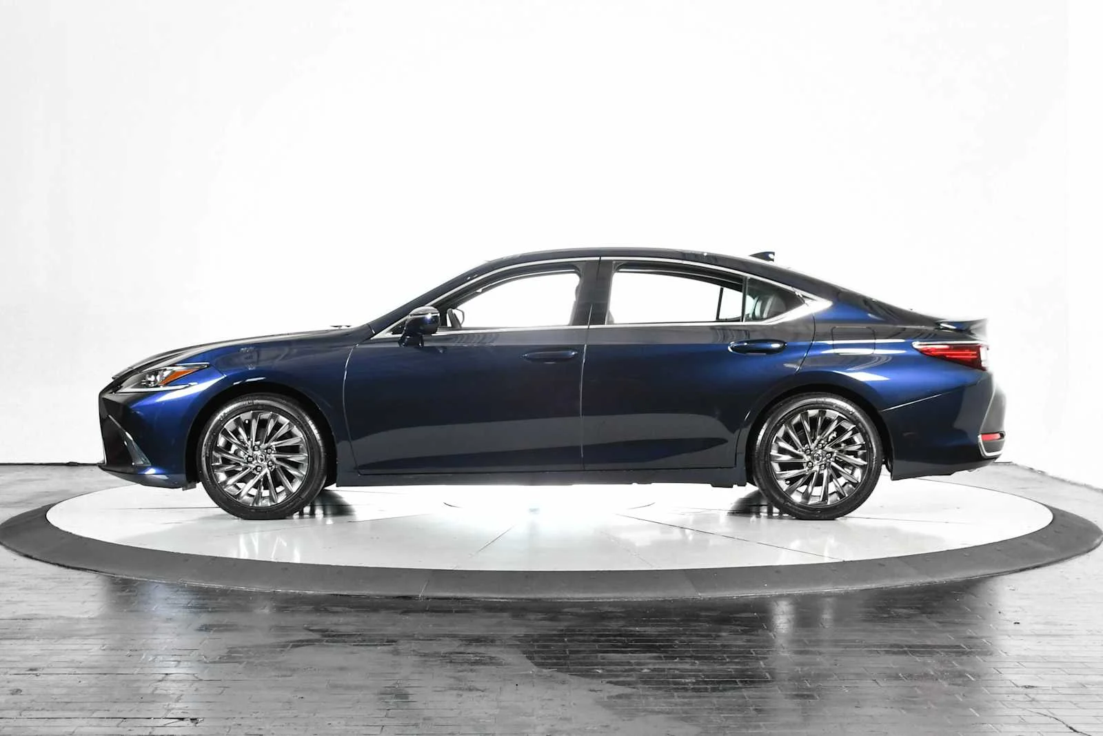 Used 2025 Nightfall Mica Lexus Luxury image 4