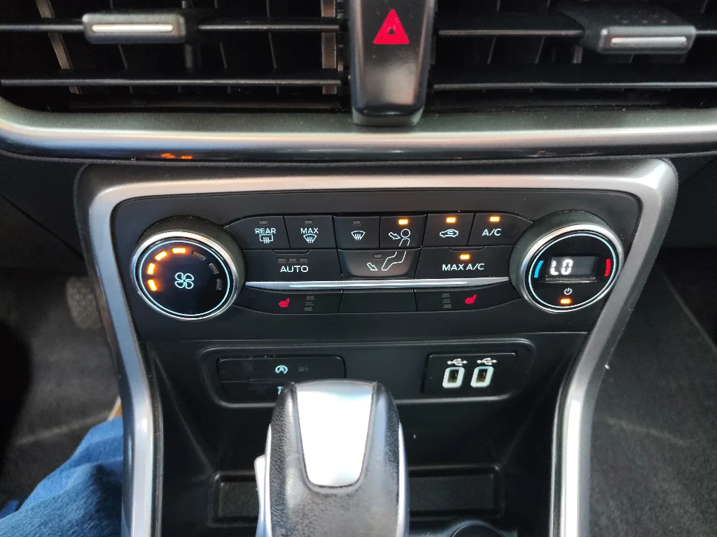 Used 2019 Lightning Blue Metallic Ford SE image 19