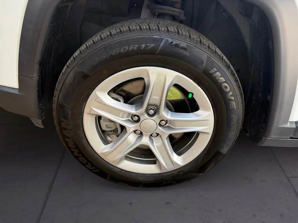 Used 2024 White Jeep Latitude image 9