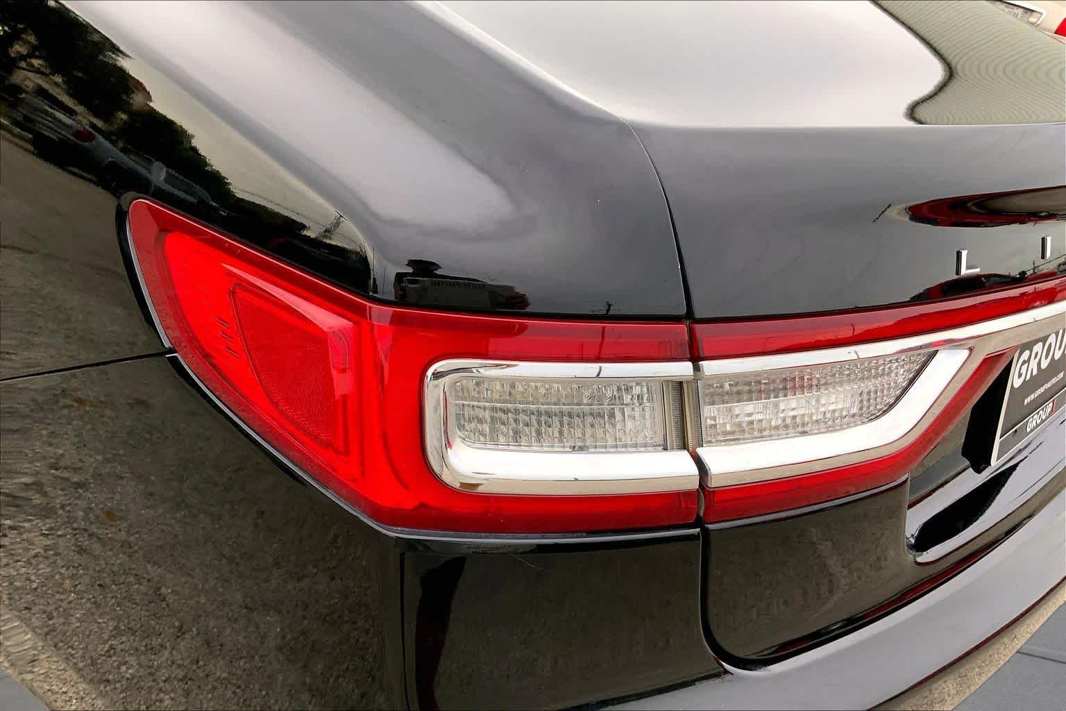 Used 2018 Black Velvet Lincoln Reserve image 24