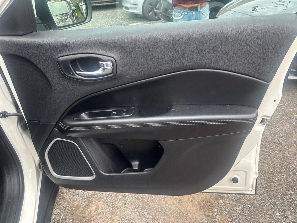 Used 2020 White Jeep Latitude image 12