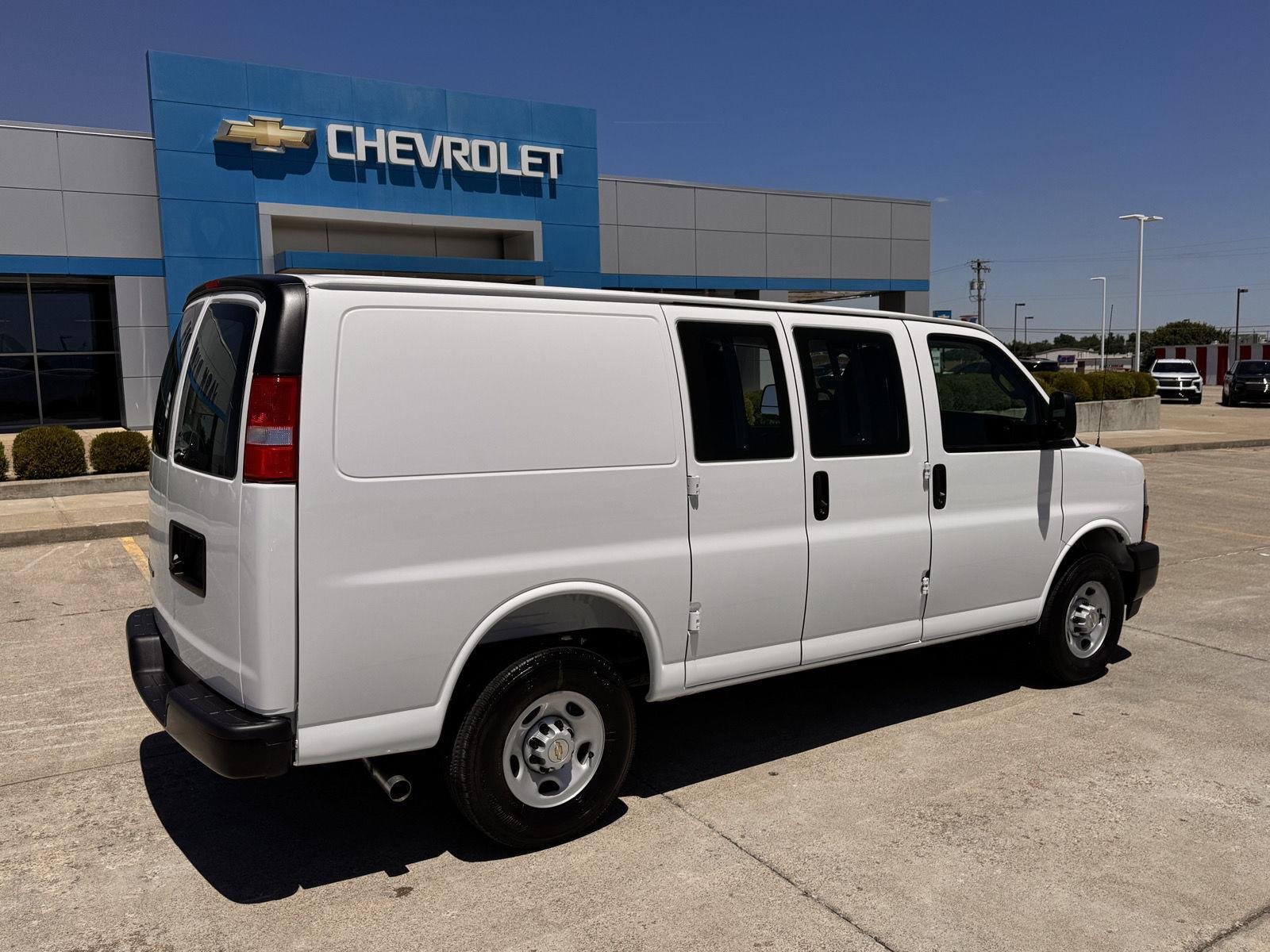 New 2026 Summit White Chevrolet WT image 43