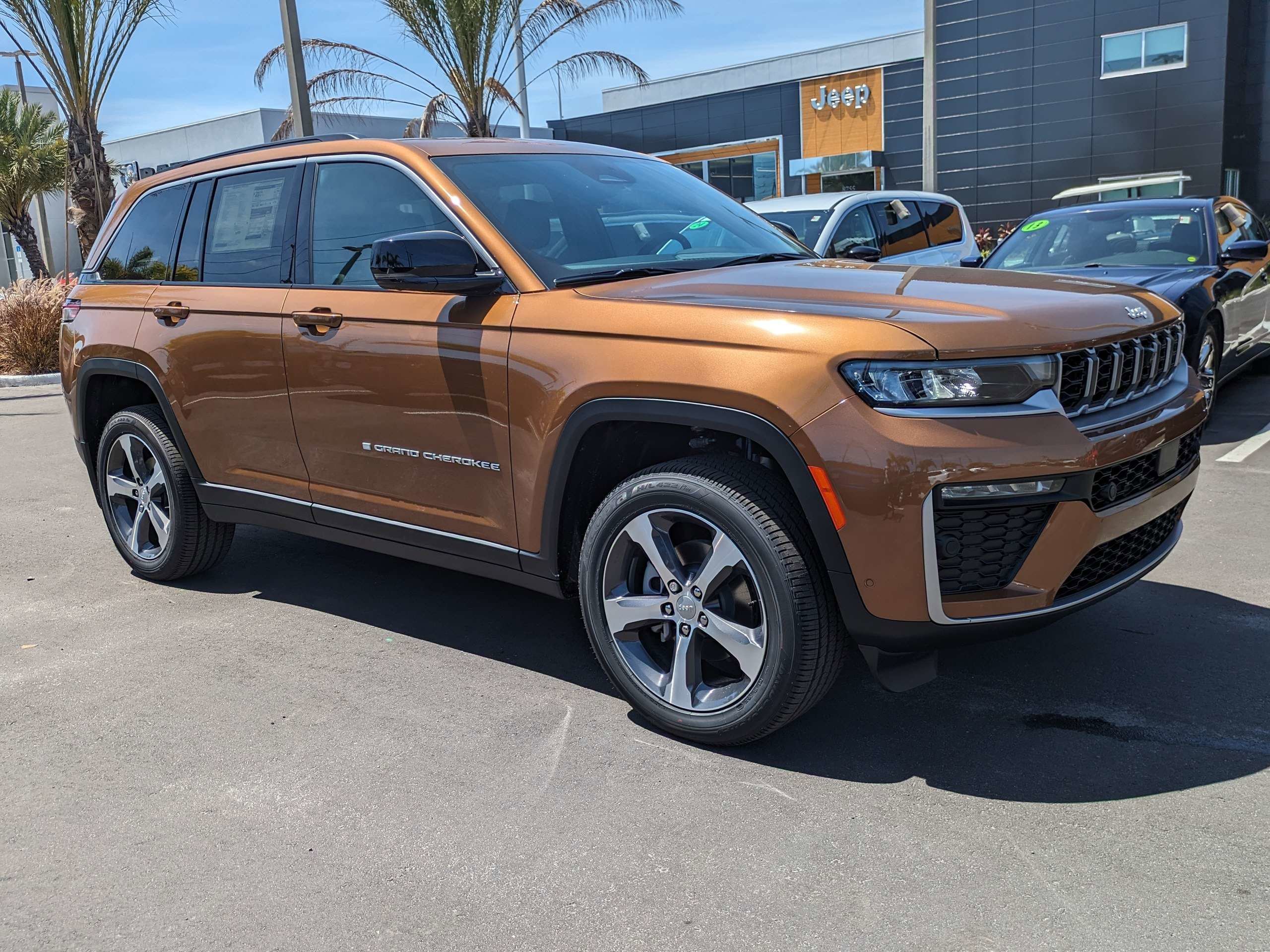 New 2026 Copper Shino Metallic Clear-Coat Exterior Paint Jeep Limited image 2