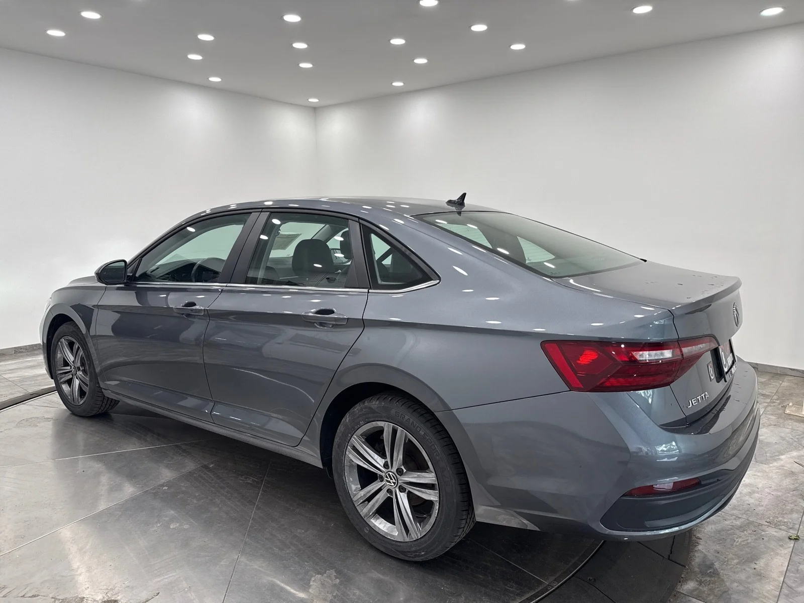 Used 2024 Platinum Gray Metallic Volkswagen SE image 5