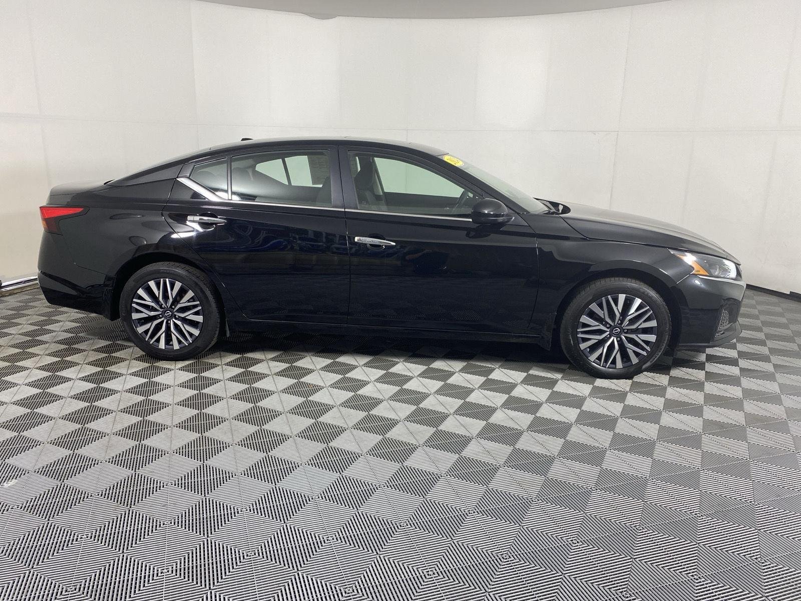 Used 2024 Super Black Nissan 2.5 SV image 9