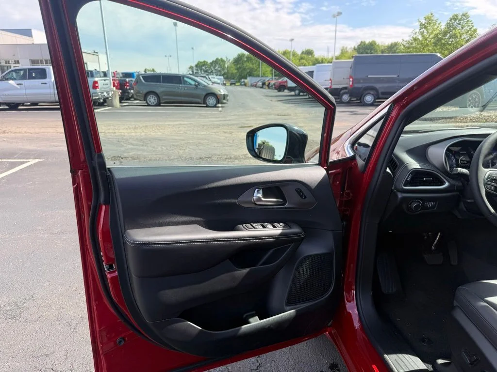 New 2027 Red Hot Pearl-Coat Exterior Paint Chrysler Select image 11