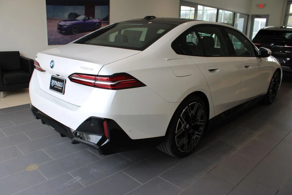 New 2026 Mineral White Metallic BMW 550e xDrive image 18