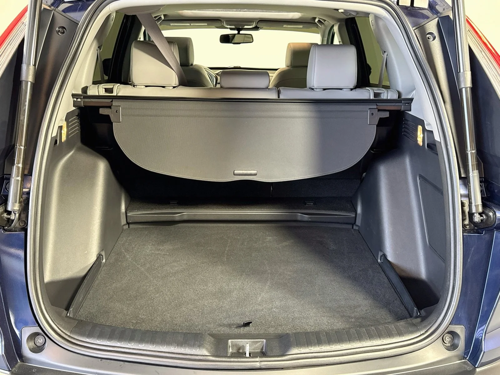 Used 2018 Obsidian Blue Pearl Honda Touring image 25