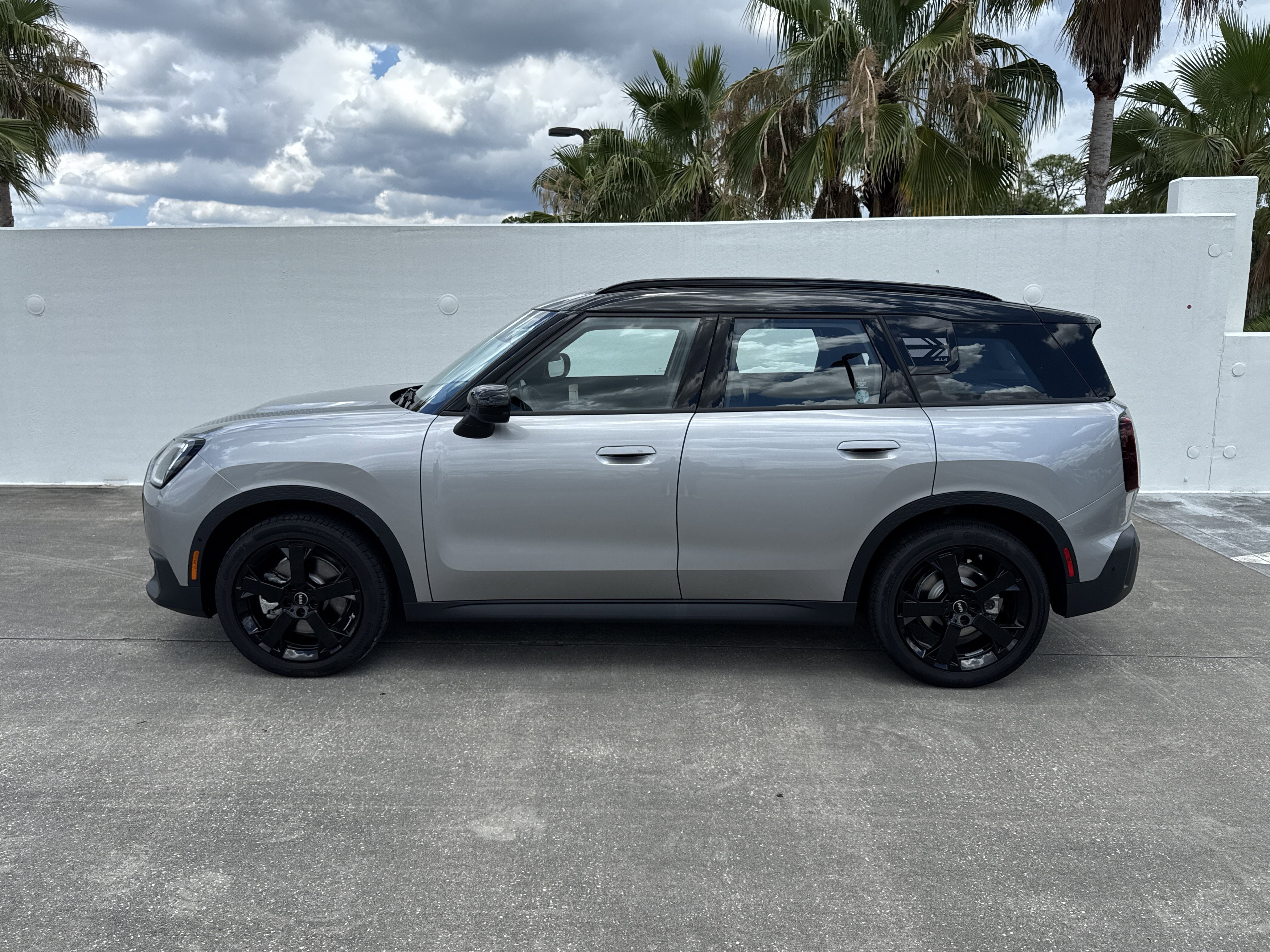 New 2027 Silver MINI Signature Plus image 4