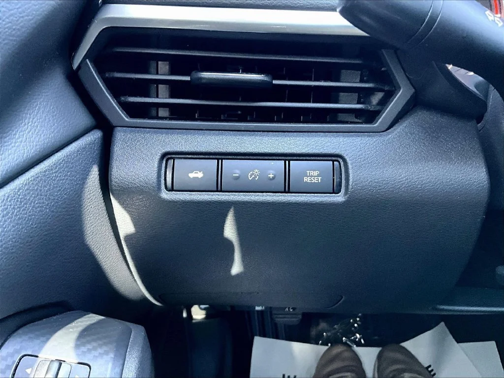 Used 2020 Black Nissan 2.5 SR image 16