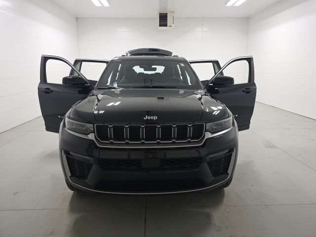 New 2026 Diamond Black Crystal Pearl-Coat Exterior Paint Jeep Limited image 9