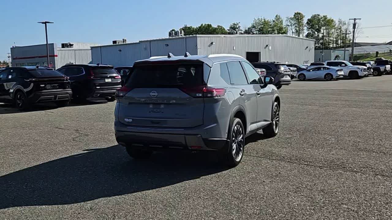 Used 2025 Boulder Gray Pearl Nissan SL image 8