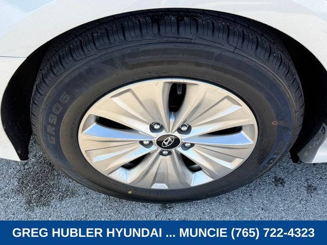 Used 2019 Silver Hyundai SE image 8