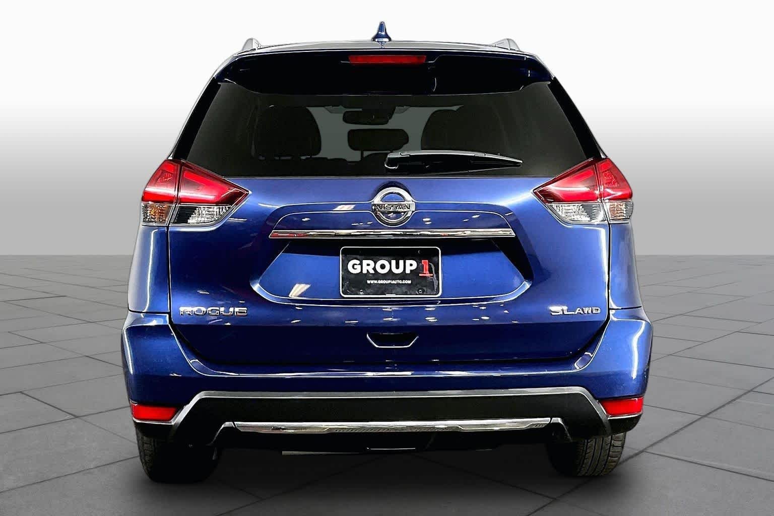 Used 2018 Caspian Blue Nissan SL image 5