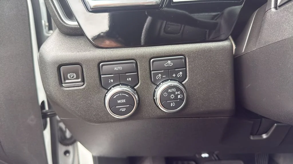Used 2023 Summit White GMC Elevation image 26