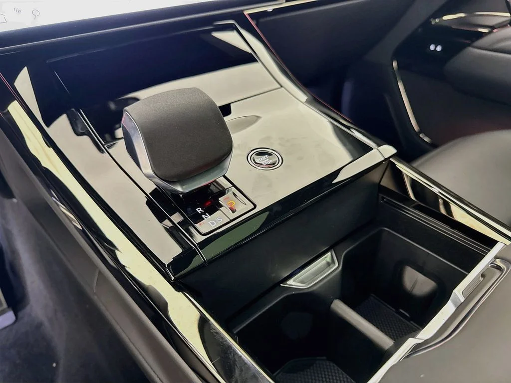 New 2026 Fuji White Land Rover Dynamic SE image 17