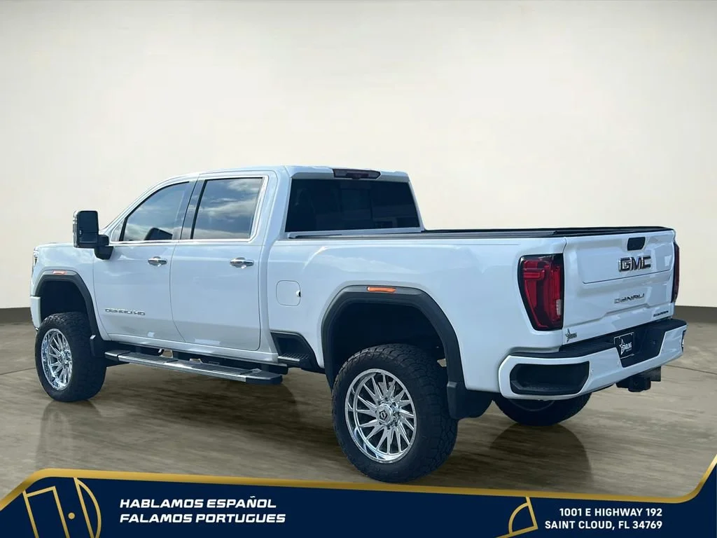 Used 2022 White Frost Tricoat GMC Denali image 4