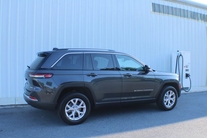 Used 2022 Baltic Gray Metallic Clearcoat Jeep Limited image 2