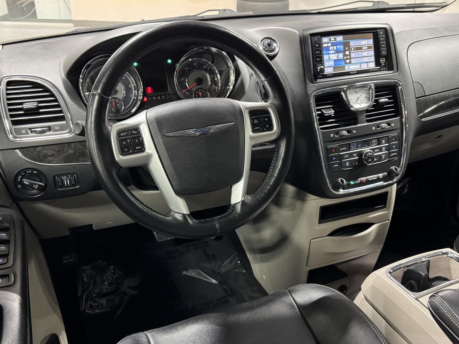 2016 Chrysler Town & Country Touring - Photo 19