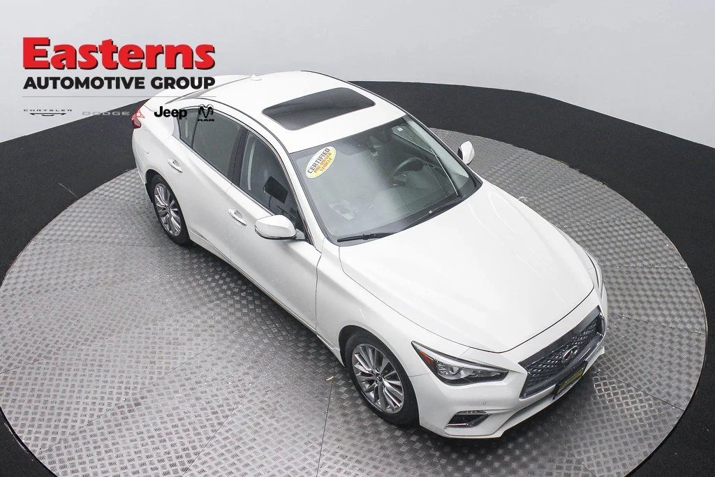 Used 2023 White INFINITI LUXE image 3