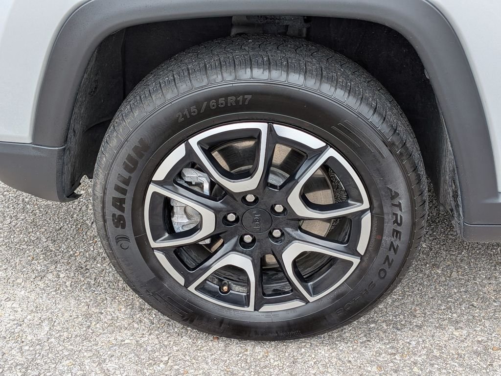 Used 2024 Silver Jeep Trailhawk image 11